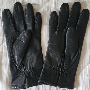 Women's Black Leather Gloves - Elegant Winter Accessory